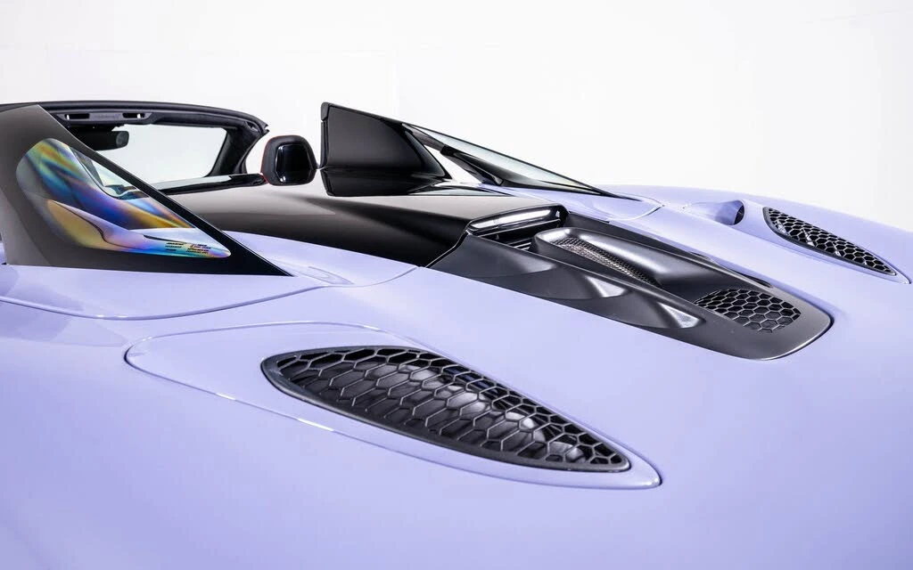 2026 McLaren Artura - Image 14 of 23