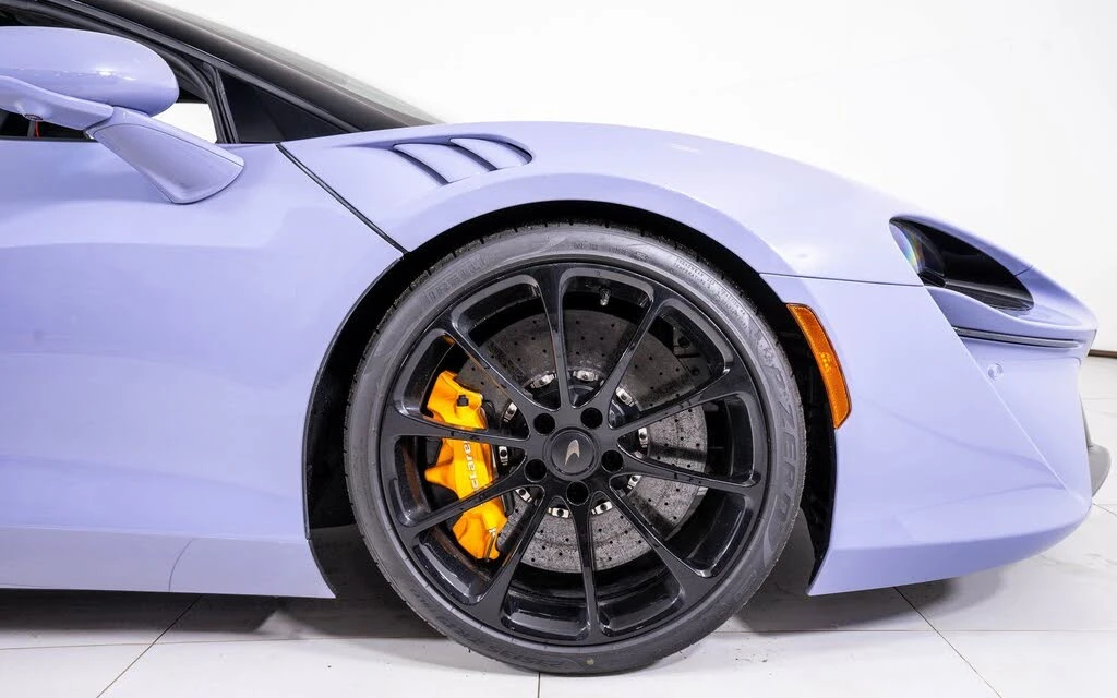 2026 McLaren Artura - Image 18 of 23