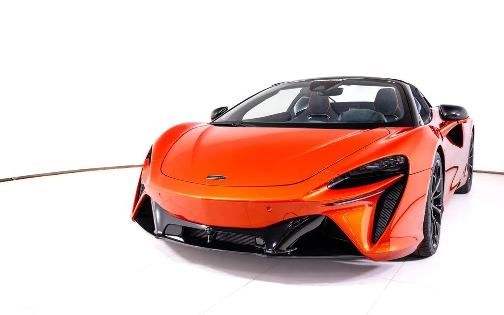2026 McLaren Artura - Image 12 of 25