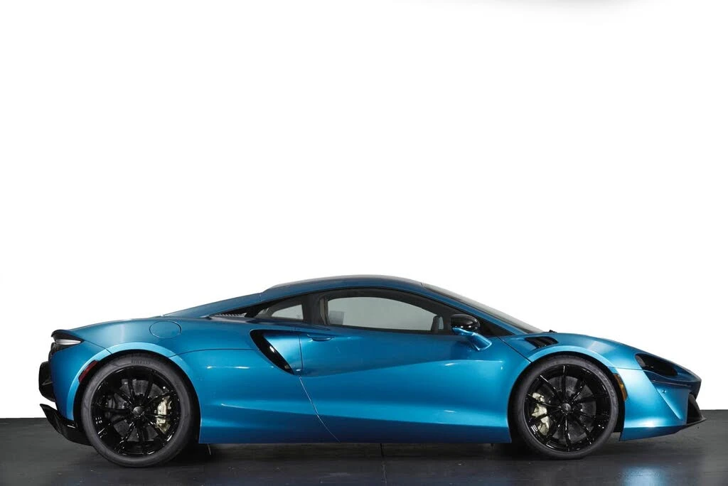 2026 McLaren Artura - Image 17 of 31