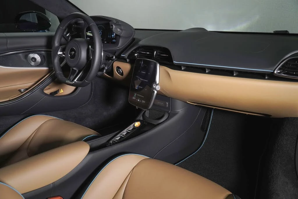 2026 McLaren Artura - Image 21 of 31