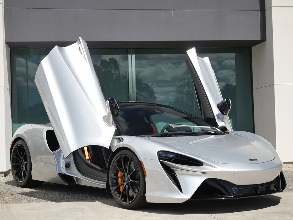 2026 McLaren Artura - Image 16 of 25