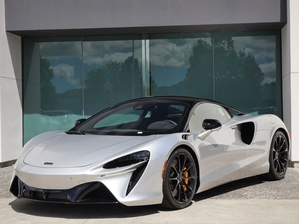 2026 McLaren Artura - Image 17 of 25