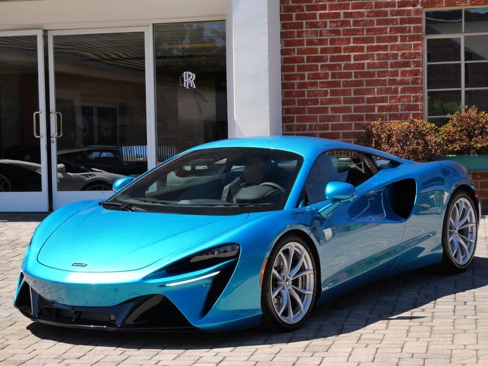 2026 McLaren Artura - Image 16 of 25