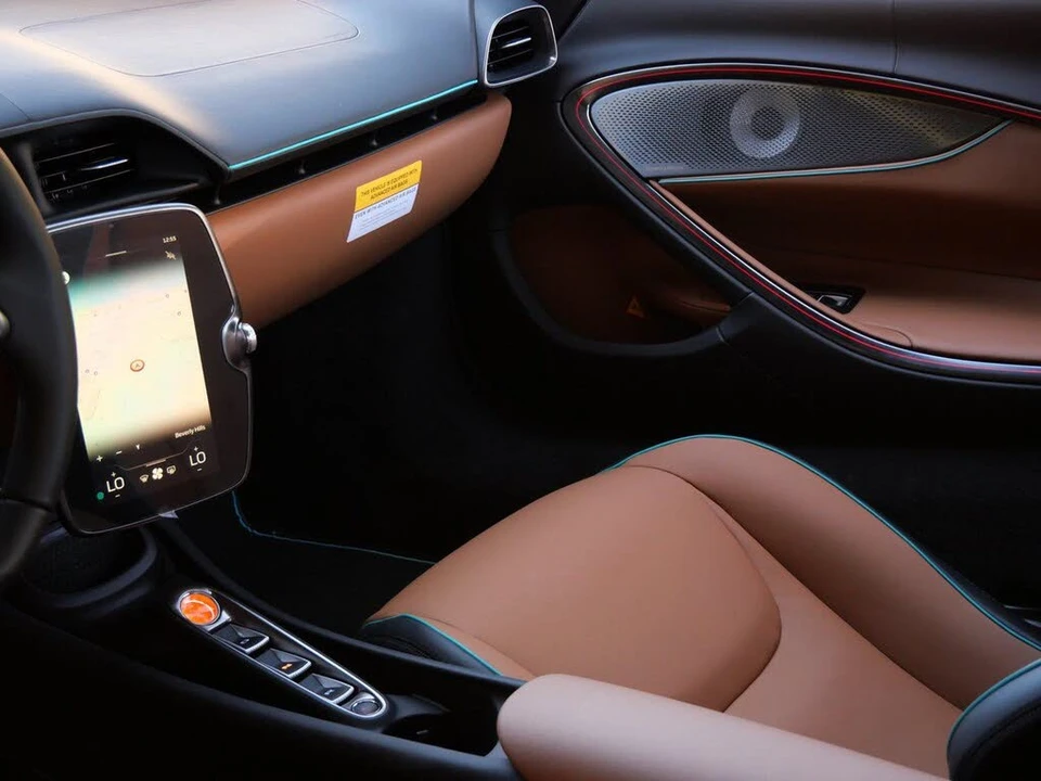 2026 McLaren Artura - Image 18 of 25