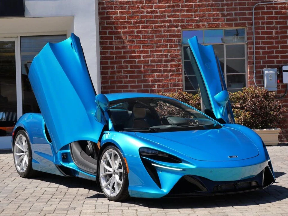 2026 McLaren Artura - Image 14 of 25