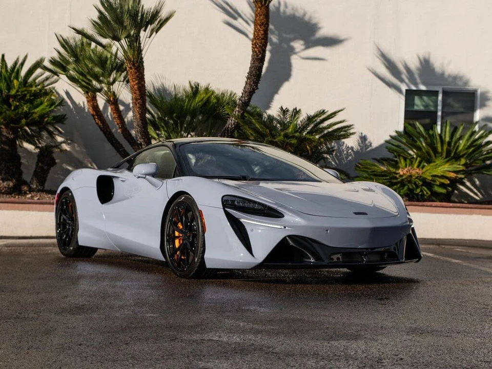 2026 McLaren Artura - Image 29 of 31