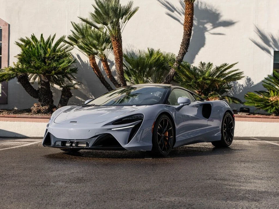 2026 McLaren Artura - Image 27 of 31