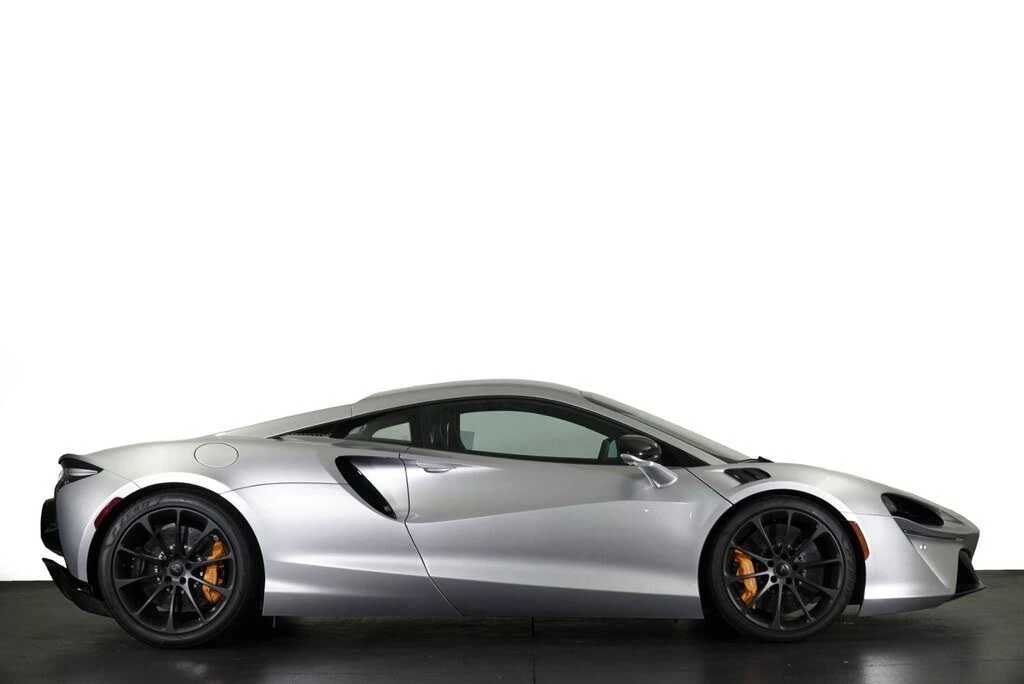 2026 McLaren Artura - Image 17 of 31