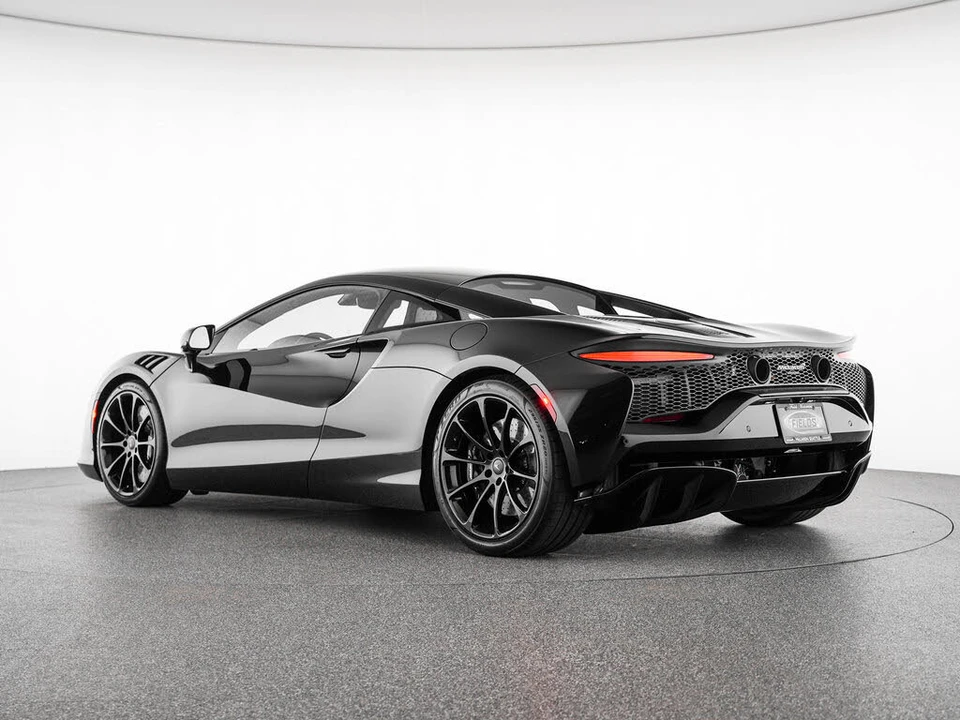 2026 McLaren Artura - Image 17 of 31