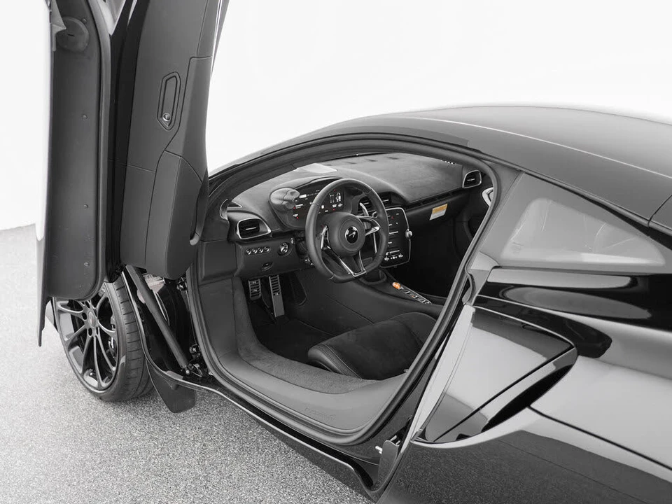 2026 McLaren Artura - Image 21 of 31