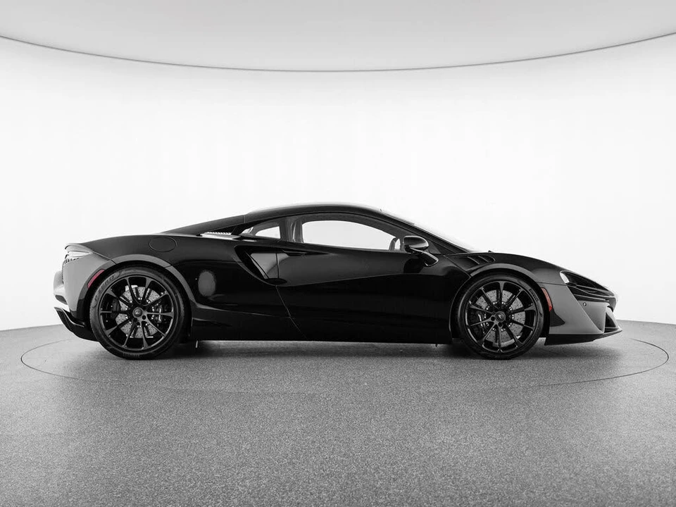 2026 McLaren Artura - Image 19 of 31