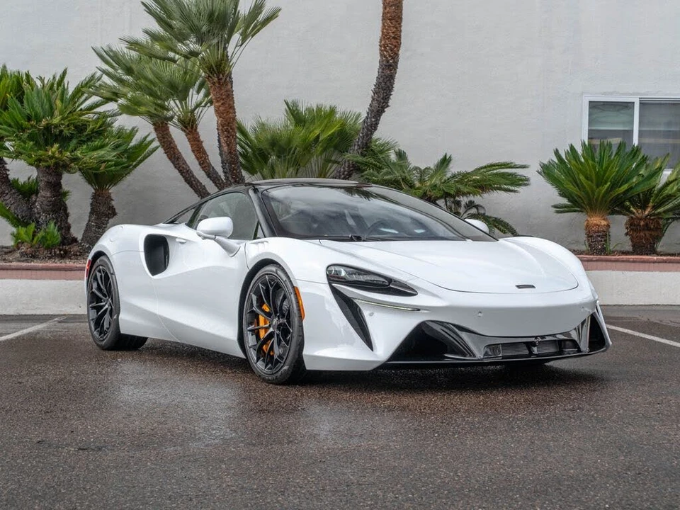 2026 McLaren Artura - Image 29 of 31