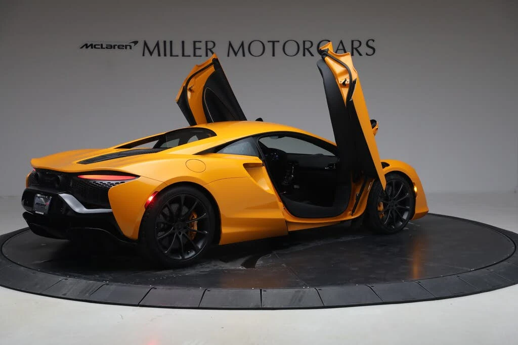 2026 McLaren Artura - Image 17 of 31