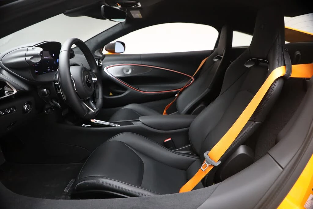 2026 McLaren Artura - Image 21 of 31