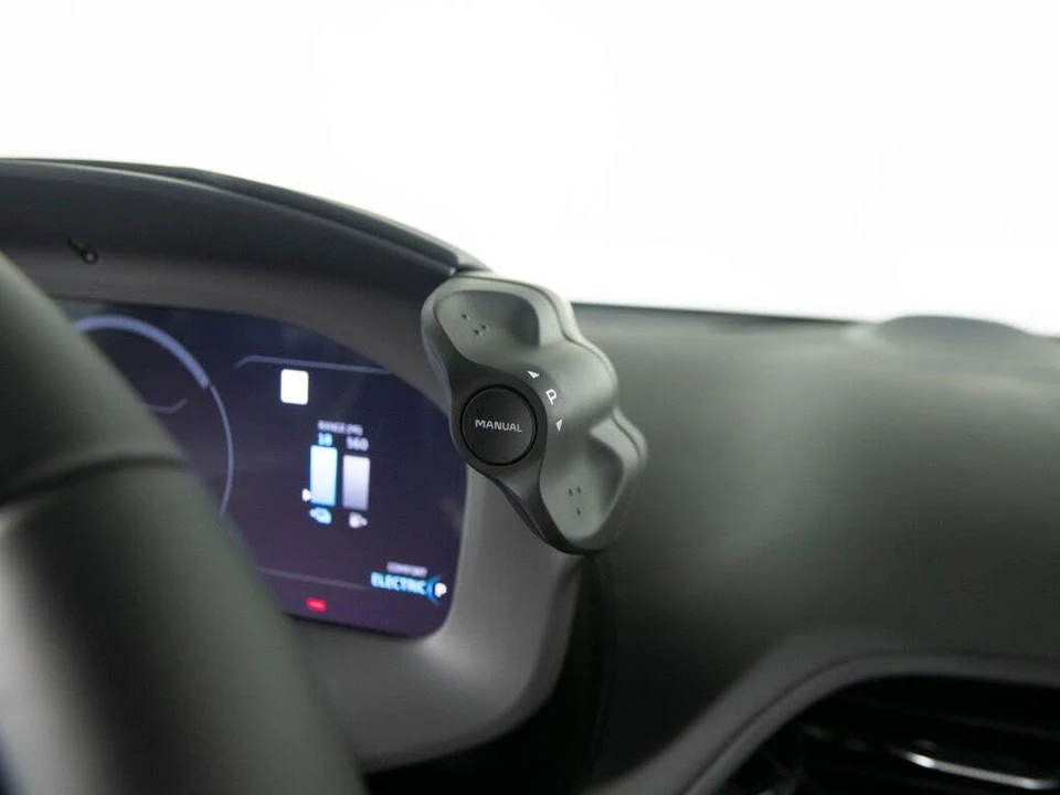 2026 McLaren Artura - Image 18 of 31