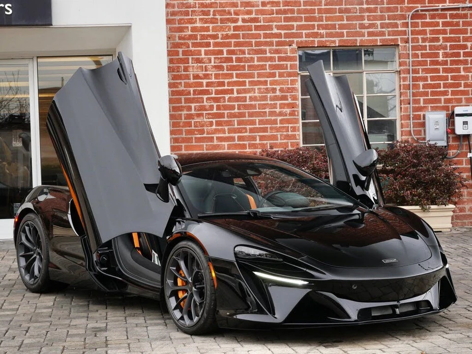 2026 McLaren Artura - Image 19 of 22