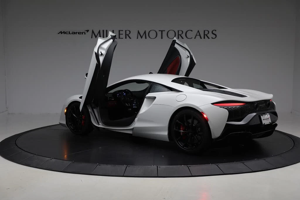 2026 McLaren Artura - Image 16 of 31