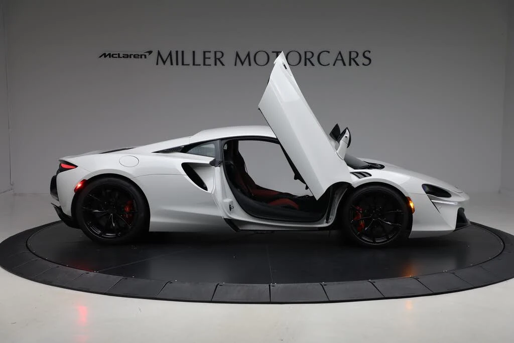 2026 McLaren Artura - Image 19 of 31