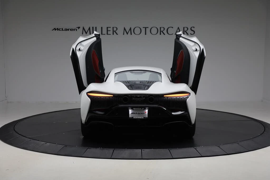 2026 McLaren Artura - Image 17 of 31