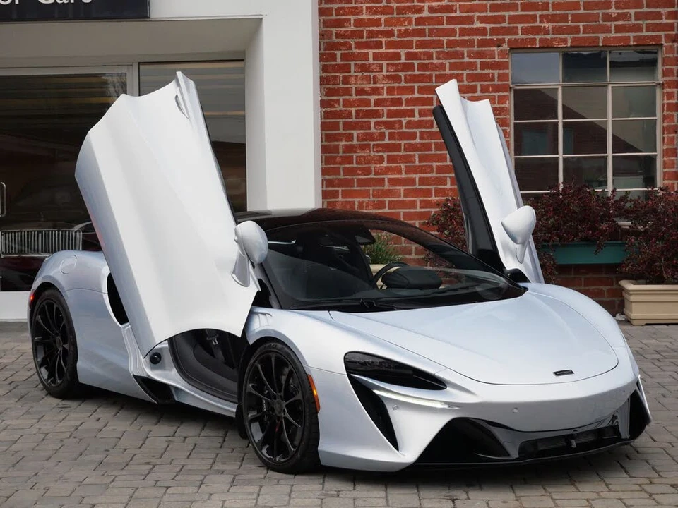 2026 McLaren Artura - Image 15 of 22