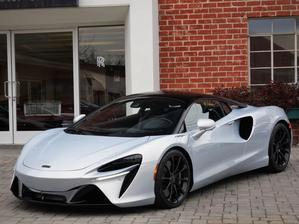 2026 McLaren Artura - Image 16 of 22