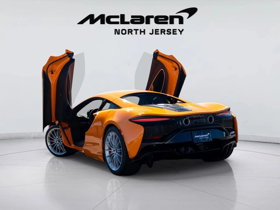 2026 McLaren Artura - Image 14 of 31