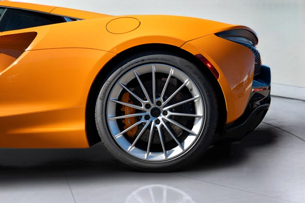 2026 McLaren Artura - Image 18 of 31