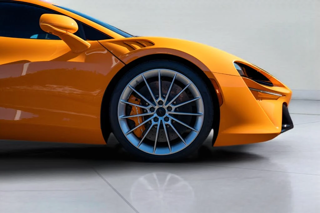 2026 McLaren Artura - Image 19 of 31