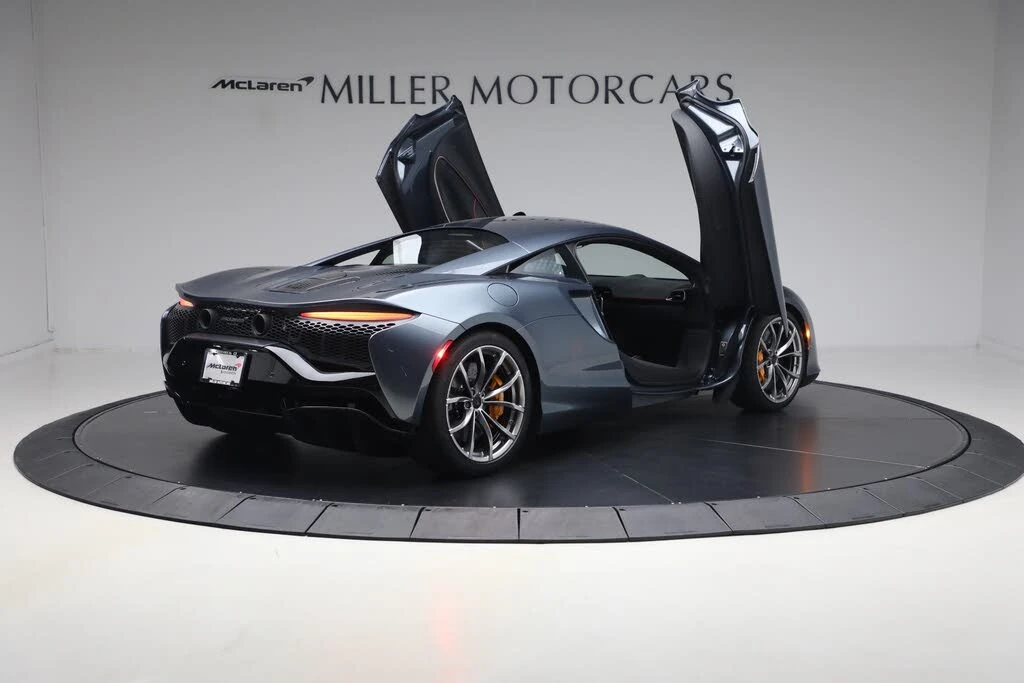 2026 McLaren Artura - Image 17 of 31