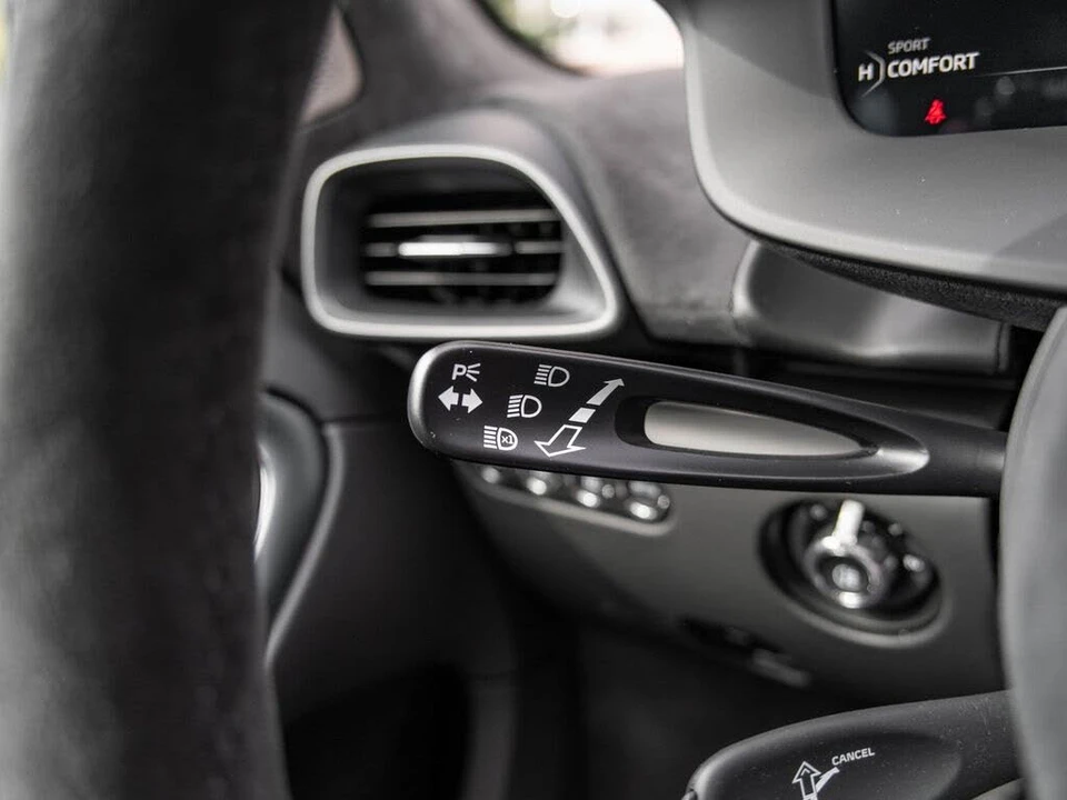 2026 McLaren Artura - Image 13 of 31