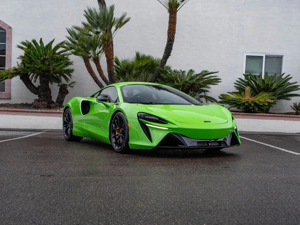 2026 McLaren Artura - Image 29 of 31