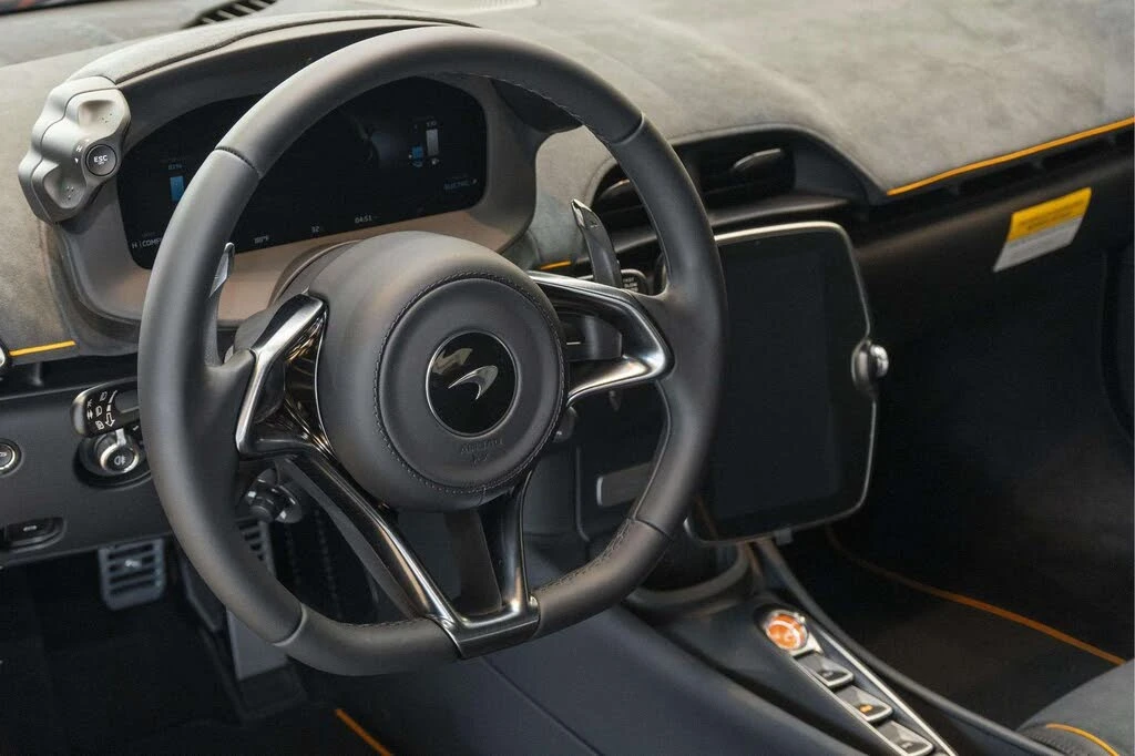 2026 McLaren Artura - Image 23 of 31
