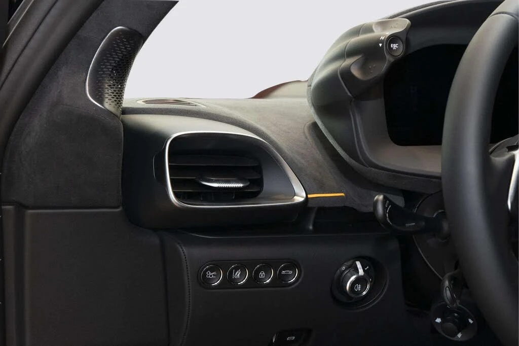 2026 McLaren Artura - Image 20 of 31