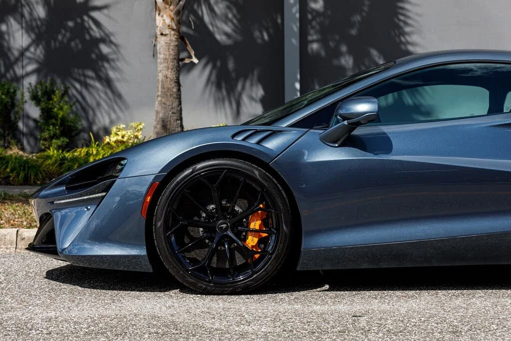 2026 McLaren Artura - Image 25 of 31
