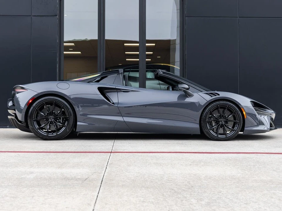 2026 McLaren Artura - Image 12 of 31