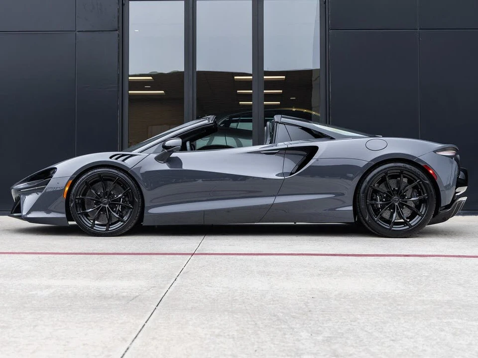 2026 McLaren Artura - Image 11 of 31
