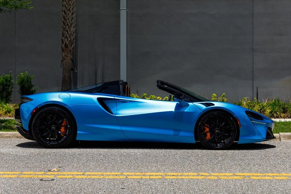 2026 McLaren Artura - Image 29 of 31