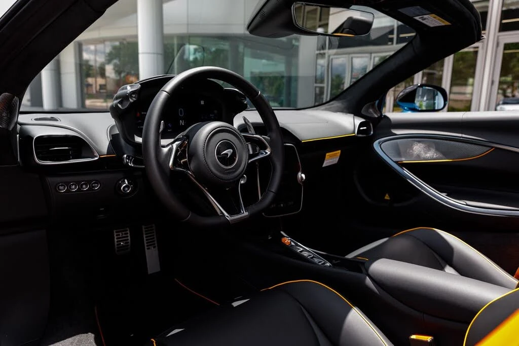 2026 McLaren Artura - Image 13 of 31