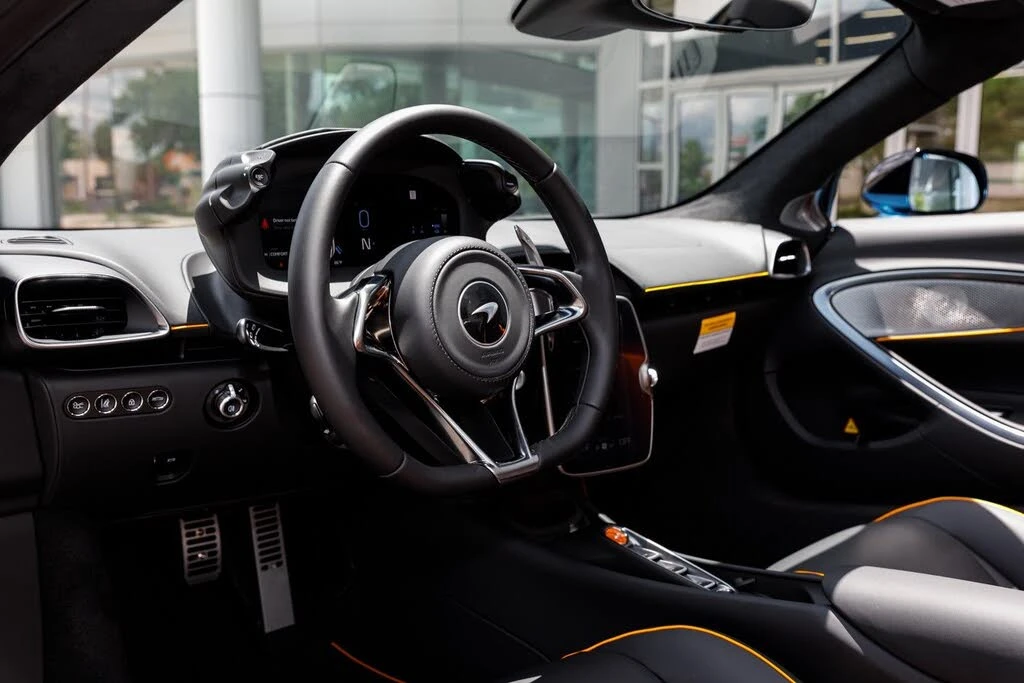 2026 McLaren Artura - Image 14 of 31