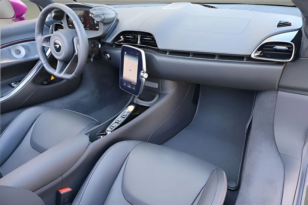 2026 McLaren Artura - Image 15 of 28