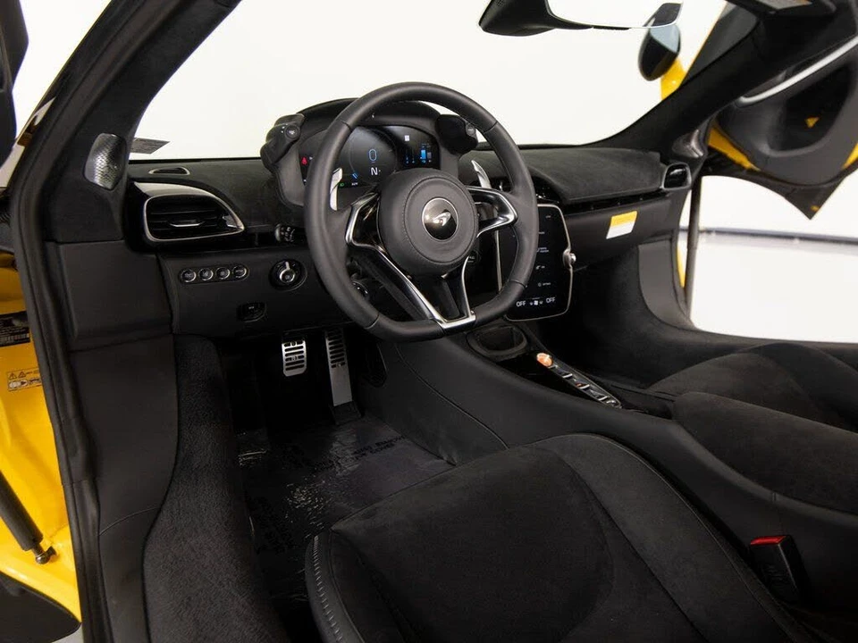 2026 McLaren Artura - Image 15 of 31