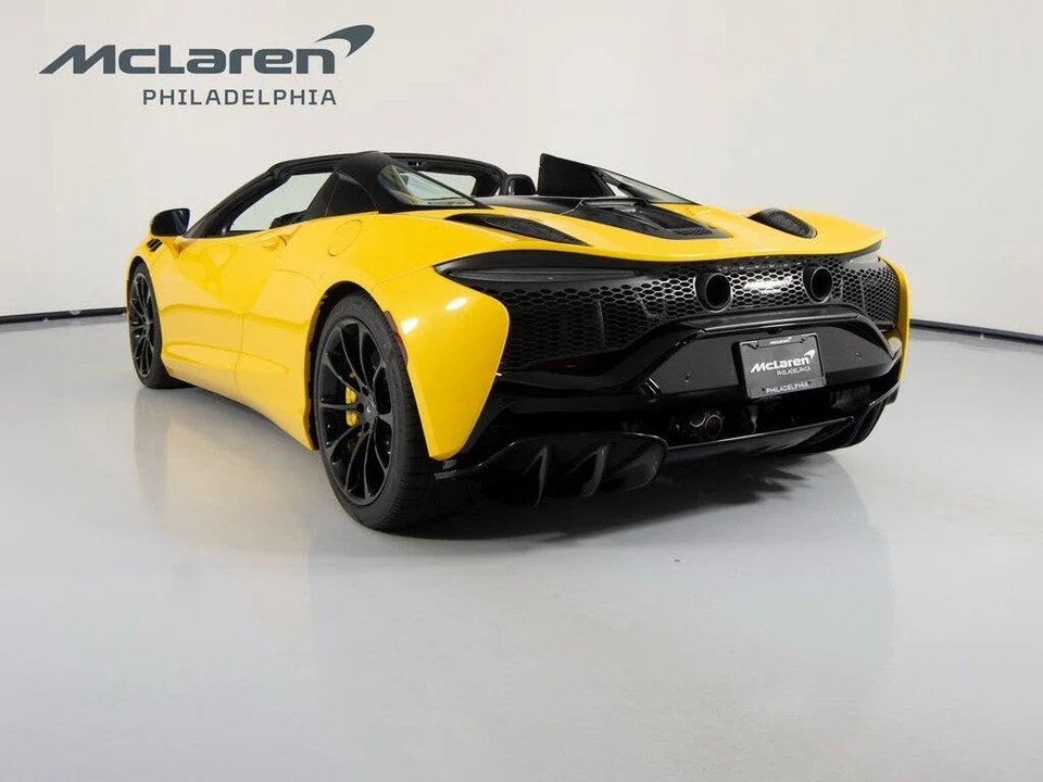 2026 McLaren Artura - Image 8 of 31