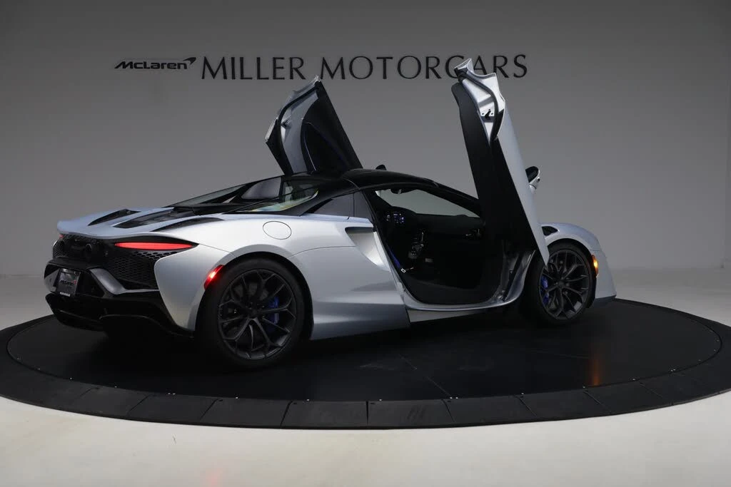 2026 McLaren Artura - Image 18 of 31