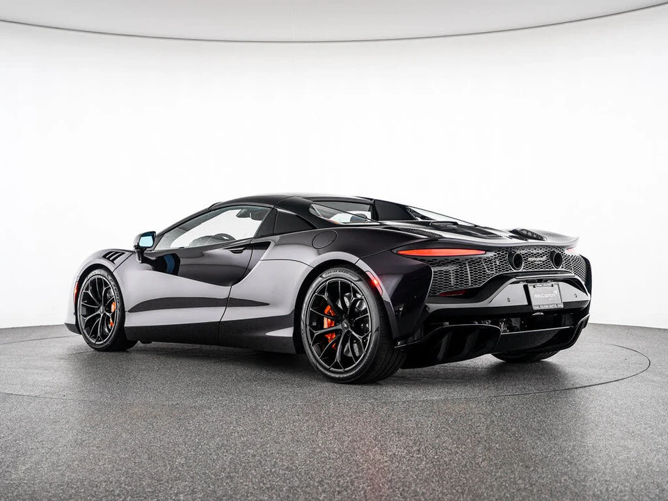 2026 McLaren Artura - Image 17 of 31
