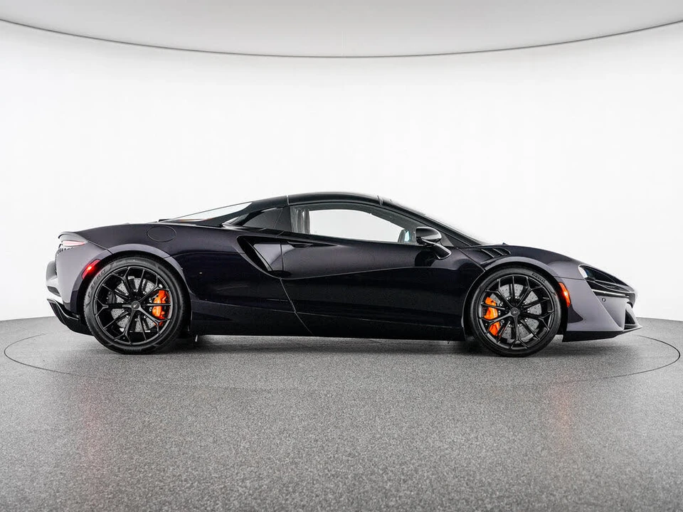 2026 McLaren Artura - Image 19 of 31