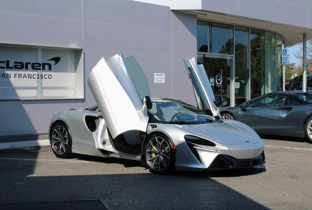 2026 McLaren Artura - Image 10 of 31