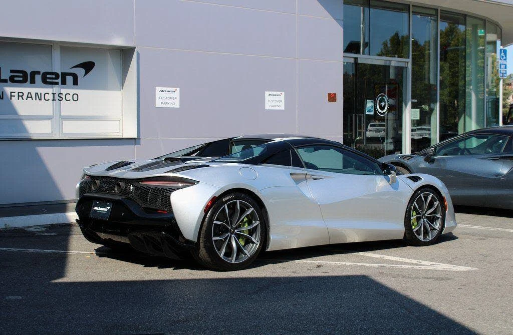 2026 McLaren Artura - Image 18 of 31