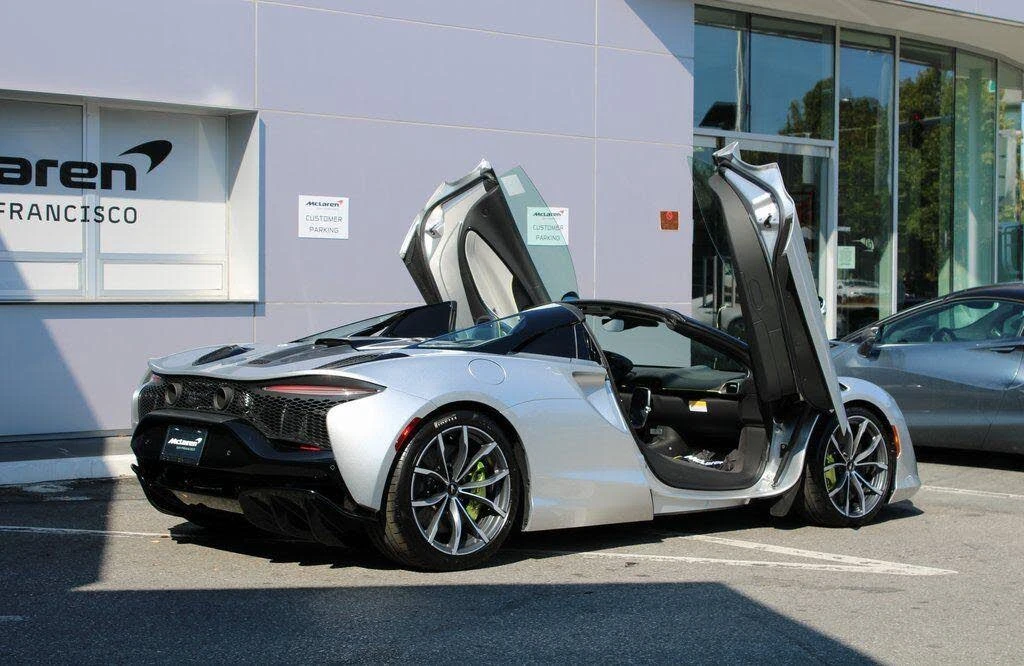 2026 McLaren Artura - Image 17 of 31