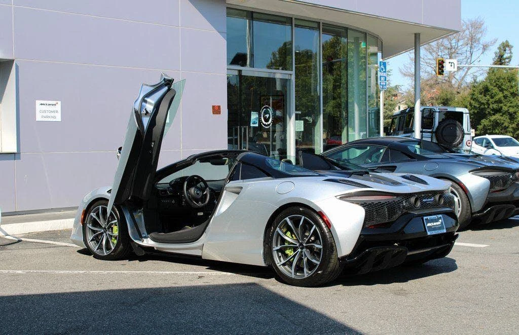 2026 McLaren Artura - Image 23 of 31